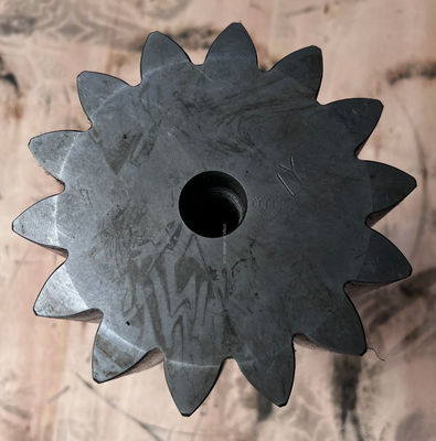 E320GC Excavator Swing Motor Gear Shaft เครื่องจักรกลการก่อสร้างอะไหล่ที่มีตัวพุ่งและลักษณะหมุน